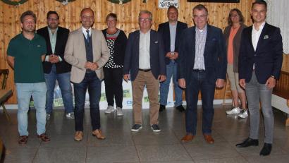 Bild: wro
Nach den Wahlen im Bayer-Saal: Im Bild von links Michael Dutz, Thomas Kaufmann, Alfred Scheidler, Irmgard Zintl, Toni Dutz, Mario Rabenbauer, Bezirksvorsitzender Alois Scherer, CSU-Bundeswahlkreis-Geschäftsführerin Carmen Pepiuk und Bernhard Söllner.