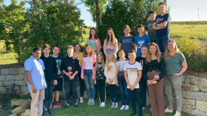 Bild: Kathrin Ziegler/exb
Im Bild die Jugendgruppe Lollipop mit den "Neuen" und "Alten" Kindern, sowie den Gruppenleitern Kathrin Ziegler, Christina Beer und Pater John.