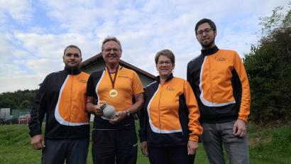 Bild: Norman Lehner
Bogenschütze Hubert Schulze (Zweiter von links) ist Deutscher Meister in der Seniorenklasse. Die Eichenlaub Vorstandschaft mit (von links) . Kay Müller, Marianne Späth und Norman Lehner gratulierte.