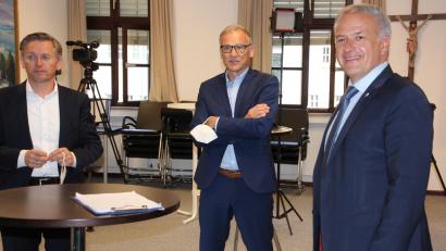 Bild: kro
MdB Tobias Reiß, Waldsassens Bürgermeister Bernd Sommer und Landrat Roland Grillmeier (von links) verfolgten teils mit Anspannung die ersten Prognosen.