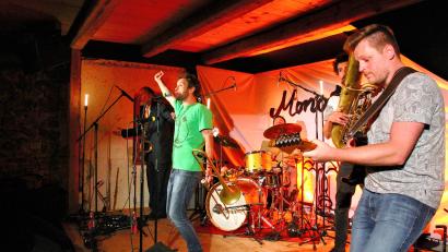 Bild: stg
Die Band "Monobo Son" begeisterte am Samstagabend am Schafferhof in Neuhaus.