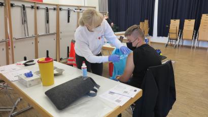 Bild: jzk
Keine Angst vor der Spritze hatte dieser Schüler der neunten Klasse der Mittelschule Kemnath.