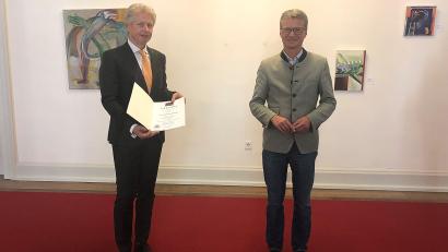 Bild: StMWK/Philipp Spörlein/exb
Minister Bernd Sibler (rechts) überreichte Prof. Dr. med. Clemens Bulitta die Ernennungsurkunde zum Präsidenten der Ostbayerischen Technischen Hochschule (OTH) Amberg-Weiden.