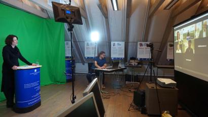 Archivbild: eib
Die Pandemie erzwang auch im Centrum Bavaria Bohemia neue Veranstaltungsformen, etwa die Arbeit in Form eines virtuellen Studios. CeBB-Leiterin Veronika Hofinger, links am Stehpult, eröffnete in diesem Beispiel gerade ein Diskussionsforum.