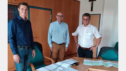 Bild: Franz Stockerl/exb 
Abteilungsleiter Björn Letz erörterte mit den Bürgermeistern Maximilian Beer und Martin Birner (von links) den Ausbau der Staatsstraße.