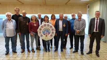 Bild: Reinhold Brandl/exb
Nach dem Stadtratsschießen bei 1893 Rosenberg: (von links) Schützenmeister Reinhold Brandl, Stefan Thar, Martin Pöllath, Yvonne Rösel, Hans-Jürgen Reitzenstein, Alexandra Ottmann,
Gabriele Mutzbauer, Achim Bender, Bettina Moser, Wolfgang Berndt, Werner Fischer und Bürgermeister Michael Göth.