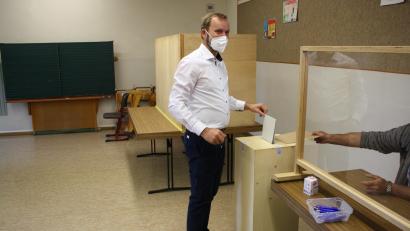 Bild: bjp
Bei der Stimmabgabe am Sonntagvormittag in Burkhardsreuth ist Konrad Dippel noch zuversichtlich. Am Abend ist die Enttäuschung dann jedoch riesengroß.