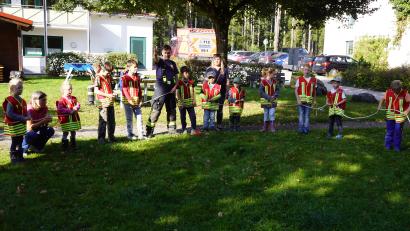 Bild: bkr
Im Willkommenskreis zu Beginn der Gruppenstunde waren elf Schnupperer. Wenn alle zu den Feuerdrachen kommen, dann werden sie – auf die Einwohnerzahl bezogen – die stärkste Kinderfeuerwehr in ganz Bayern sein. In der Mitte Alexander Danzer, Koordinator der Drachenbändiger.