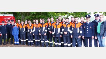 Bild: jp
Den Aktiven der Feuerwehr Wolfsfeld gratulieren nach erfolgreicher Prüfung (von links) die Feuerwehr-Führungskräfte Hubert Blödt, Dominik Ernst und Dieter Ibler sowie (rechts) Thomas Wiesend, Helmut Braun und Dritte Bürgermeisterin Monika Breunig.