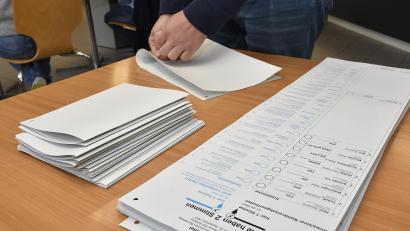 Bild: Petra Hartl
Mit dem Auszählen der Wahlzettel beschäftigten sich die Sulzbach-Rosenberger Wahlhelfer am Sonntag bis etwa 22 Uhr.