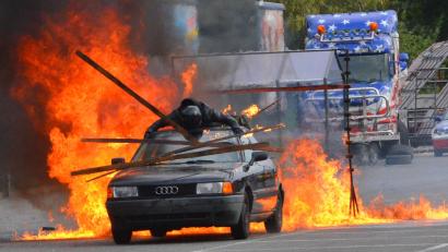 Bild: Kunz
Ein Audi durchbricht mit einem Stuntman auf dem Dach eine Feuerwand.