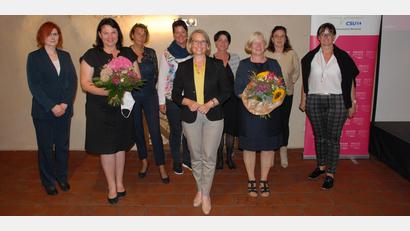 Bild: pop
Das Team der Frauen-Union: Bianca Sommer, bisherige Vorsitzende Barbara Gerl (Zweite von links), Birgit Singer-Grimm, Birgit Birner, Bundestagskandidatin Susanne Hierl, Claudia Kammerl, neue Vorsitzende Renate Amrhein (Dritte von rechts), Claudia Graf und Birgit Barth.