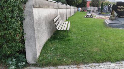 Bild: Portner
Diese Mauer im Oberviechtacher Friedhof (im Hintergrund die Doktor-Eisenbarth-Schule) könnte etwas Farbe gebrauchen. SPD-Stadtrat Peter Forster regte dies in der Bauausschuss-Sitzung an.