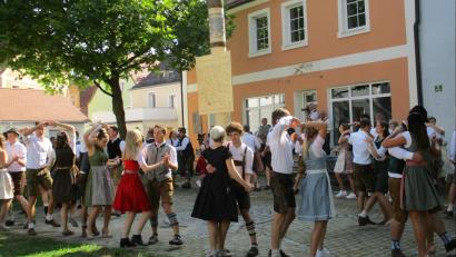 Bild: bnr
Ganz spontan tanzten die Kirwapaare um den neuen Kirwabaum.