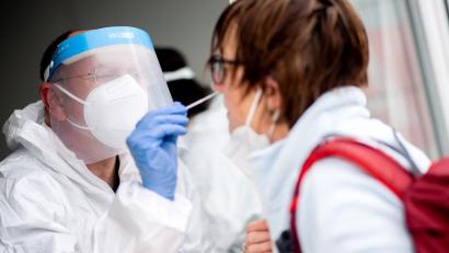 Symbolbild: Hauke-Christian Dittrich/dpa
Das RKI meldet am Montag für den Landkreis Amberg-Sulzbach einen neuen Corona-Fall.