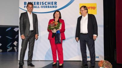 Bild: Eibner Pressefoto / Heike Feiner
Fifa-Schiedsrichter Felix Brych (links) und BFV-Präsident Rainer Koch überreichten an Edith König vom SV Kulmain den Ehrenamtspreis.