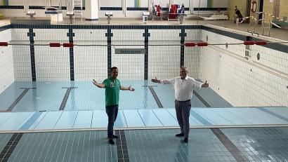 Bild: Peter Habermeier/exb 
Oberbürgermeister Andreas Feller besuchte Bäderleiter Michael Maget im Hallenbad in Dachelhofen und machte sich ein Bild vom Stand der Vorbereitungen.