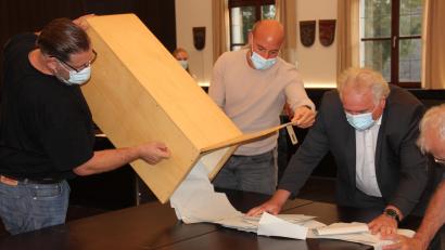 Bild: kro
Beim Entleeren der Wahlurne im großen Sitzungssaal des Landratsamts Tirschenreuth.