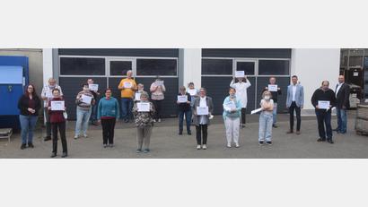 Bild: fz
Josef Albang, Christian Stadler (hinten von rechts) und Anna Dettelbacher (links) ehren Werkstattmitarbeiter für 30 Jahre bis 45 Jahre Arbeit.