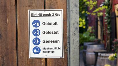 Bild: Hösamer
Die 3-G-Regelung gilt im Kreis Schwandorf unter anderem für Gaststätten. Darauf verweist dieses Schild am Eingang zu einem Biergarten.