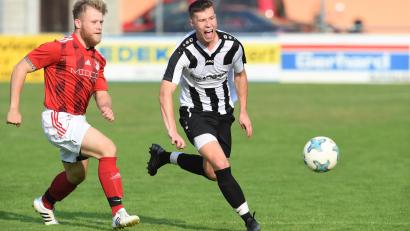 Bild: Büttner, Gerhard
Der Neusorger Tim Burger (rechts) und Marcel Oehrlein vom SC Eschenbach liefern sich ein Laufduell.
