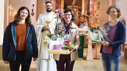 Bild: no
Anerkenning sprachen (von links) die neue Obermistrantin Klara Riederer von Paar und Pfarrer Johannes Arweck der Ministrantenbetreuerin Veronika Falk und der Ministrantin Cornelia Dürgner aus, die beide ihre Tätigkeit beenden. Es fehlt die ebenfalls verabschiedete Ministrantin Lisa Falk.