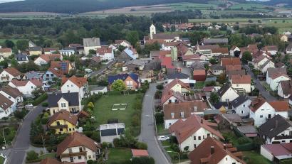 Bild: bey
Am Ende der Maistraße (Mitte) soll im Bereich des Knickes Margeritenweg auf dem rechts angrenzenden Grundstück eines holzverarbeitenden Betriebes der rund 28 Meter hohe Funkmast aufgestellt werden.