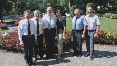 Bild: bjp
Die Oberpfalz lag Helmuth Schaak (Dritter von links) zeitlebens am Herzen: Unter anderem anno 2013 war der Leistritz-"Patriarch" gemeinsam mit Ehefrau Annemarie hier zu Besuch. Begrüßt wurde das Ehepaar damals von Landtagsabgeordnetem Tobias Reiß, dem seinerzeitigen Trabitzer Bürgermeister Dieter Klein (von links), dessen Speinsharter Kollegen Albert Nickl und dem damaligen Trabitzer Vizebürgermeister Heinrich Bauer (von rechts).