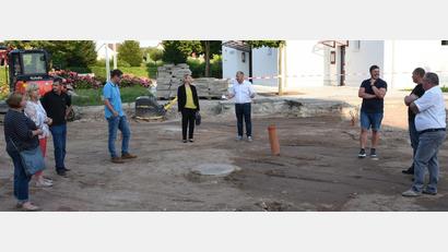 Bild: nag
Am Bischof-Rosner-Platz in Schnaittenbach ist die Neugestaltung im Endspurt. Davon macht sich der CSU-Vorstand vor Ort ein Bild.