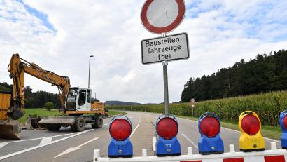 Bild: Petra Hartl
Straßensperre bei Immenstetten. Die Verkehrsteilnehmer müssen für die umfangreichen Sanierungsarbeiten etwas Geduld mitbringen.