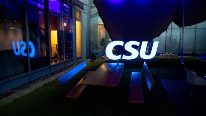 Bild: Sven Hoppe/dpa
Das Logo der CSU leuchtet bei einer Wahlparty im Innenhof der Parteizentrale.