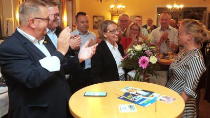 Bild: Wolfgang Steinbacher
Applaus und Blumen für Susanne Hierl (Mitte), die als Nachfolgerin von Alois Karl das Direktmandat im Bundestagswahlkreis Amberg-Neumarkt wieder für die CSU gewonnen hat. Hierl verbrachte den ersten Teil des Wahlabends in Amberg, wo die CSU in der Alten Kaserne ihre Wahlparty abhielt.