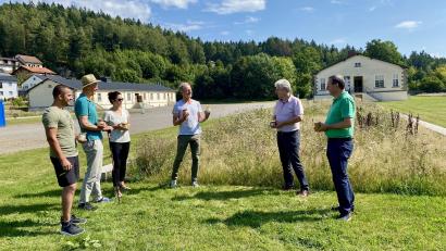 Bild: Eichl
Die Imkerfreunde Floß-Flossenbürg begrüßen die Blühflächen auf den ehemaligen Häftlingsbaracken: Alexander Sailer, Robert Lindner, Jörg Skriebeleit, Pamela Wünsche, Joachim Kiehl, Roni Höning (von rechts).