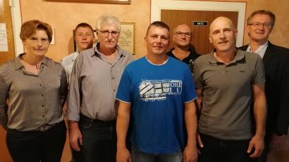 Bild: ga
Die Jagdgenossenschaft Unterauerbach führt Siegfried Held (Zweiter von rechts) als Jagdvorsteher an. Pandemiebedingt war Bürgermeister Franz Grabinger (rechts) kurzzeitig zum Notjagdvorstand bestellt worden.