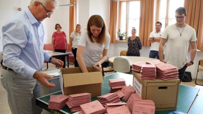 Bild: Gerhard Götz
Von der Möglichkeit der Bundestagswahl wurde verstärkt Gebrauch gemacht, so dass sich die Wahlbriefe stapelten in den Wahlämtern.