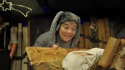 Bild:  Landestheater Oberpfalz
Schauspielerin und Regisseurin Doris Hoffmann (im Bild als Mitwirkende in einem Krippenspiel) ist Theaterpädagogin und hat als Leiterin Junges LTO viel Erfahrung mit der Betreuung von Kindern und Jugendlichen auf der Bühne.