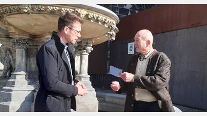 Bild: pi
Pfarrer Michael Eichinger (links) sagt "Vergelt's Gott" für die 720 Euro.