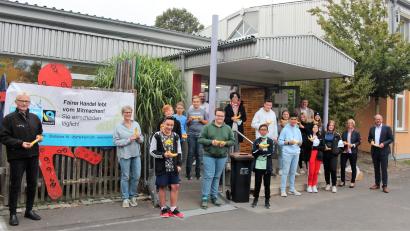 Bild: stg
Jede Menge Bananen aus fairem Anbau gab es in Kemnath. Alfred Kick und Heidrun Schelzke-Deubzer (von links) von der Fairtrade-Steuerungsgruppe hatten die Aktion organisiert.