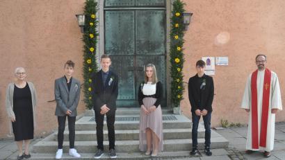 Bild: doj
Diakon Fabian Endruweit (rechts) und die Vertrauensfrau im Evangelischen Kirchenvorstand, Ulrike Kießling, begleiteten die Jugendlichen an ihrem großen Festtag. Dazu wurde auch das Kirchenportal wunderschön geschmückt. Die Segnung markiert den Übertritt ins kirchliche Erwachsenenalter.