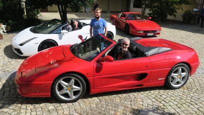 Bild: Hirsch
Sportwagenfahrer Alexander Heckel (vorne) und seine Kollegen ließen die Jugendlichen aus dem Haus des Guten Hirten in ihren Fahrzeugen Platz nehmen und machten mit ihnen eine "Spritztour" rund um Schwandorf.