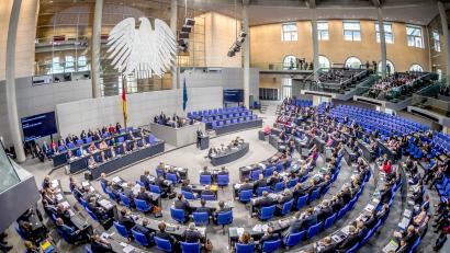 Archivbild: Michael Kappeler
Die Übersicht zeigt den Plenarsaal während einer Sitzung des Deutschen Bundestages.