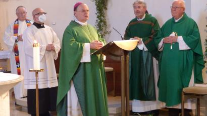 Bild: mng
Der Augsburger Diözesanbischof Dr. Bertram Meier, einer der engsten Mitarbeiter Schwemmers, ist Hauptzelebrant des Gedenkgottesdienstes, zusammen mit weiteren acht Geistlichen.