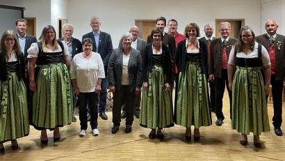 Bild: Markus Breitschafter/exb 
Die Jugendblaskapelle zeichnete treue Mitglieder aus (von links): Verena Schleicher, Dekan Michael Hoch, Eva-Maria Mang, Karl Lindner, Theresia Plank, Günther Pronath, Betty Langer, Bezirksvorsitzender Gerhard Engel, Karin Grube, Lukas Heldmann, Bürgermeister Christian Ziegler, Franziska Meier, Josef Scheibl, Konrad Schleicher, Daniela Lippert und Vorsitzender Hubert Schleicher.