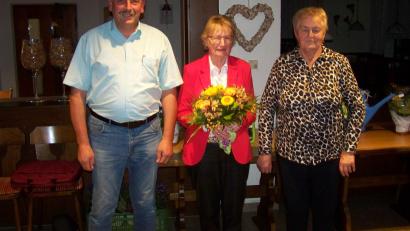 Bild: rrd
Bürgermeister Hermann Mertel und die Vorsitzende Leni Knahn (rechts) verabschieden deren Vorgängerin Margot Hippler (Mitte), die aus Riglashof in die Nähe ihrer Kinder an den Bodensee ziehen wird.