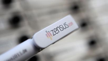 Symbolbild: Fredrik Von Erichsen/dpa
Ein Kugelschreiber mit der Aufschrift "Zensus" . Seit 6. September werden vom Bayerischen Landesamt für Statistik Fragebögen für eine stichprobenartige Befragung von Haus- und Wohnungseigentümern versandt.