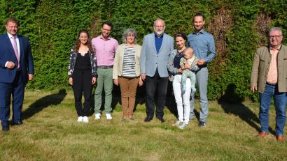 Bild: jr
Pfarrer Martin Schlenk (Mitte) freute über viele Glückwünsche zum 65. Geburtstag. Es gratulierten neben der Familie mit Schwiegersohn David, Tochter Ricarda und Enkelin Yara, Ehefrau Christine, Sohn Simon und Lara (von rechts) auch die Bürgermeister Toni Dutz (rechts) und Stefan Grillmeier (links).