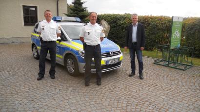Bild: jba
Bürgermeister Thomas Meiler (von rechts) begrüßt den neuen Flossenbürger Dorfpolizisten Hauptkommissar Markus Achatz zusammen mit dessen Inspektionsleiter, erstem Hauptkommissar Herrmann Weiß.