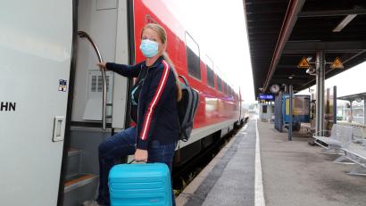Bild: Gerhard Götz
Tina Winklmann auf dem Weg in die Bundeshauptstadt. Nachdem sie am Montag gegen 5 Uhr früh endlich die erlösende Nachricht erhalten hatte, dass sie dem neuen Bundestag angehören wird, packte die 41-jährige Grünen-Politikerin aus Wackersdorf ihren Koffer. Gegen 11 Uhr ging es bereits per Zug von Schwandorf nach Berlin.