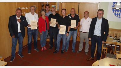 Bild: mfh
Ehrungen für langgediente Aktive des SV Loderhof/Sulzbach durch den Bayerischen Landessportverband: (von links) Vorsitzender Achim bender, Richard Donhauser, Dritte Bürgermeisterin Hildegard Geismann, Manfred Heldrich, Wolfgang Berndt, Michael Jakuttis, Jürgen Kunert, Schatzmeister Kurt Hösl und Bürgermeister Michael Göth.