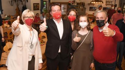 Bild: Gabi Schönberger
Die SPD hat Grund zum Feiern: Über die Parteiergebnisse und das eigene Abschneiden freuen sich Bundestagsabgeordneter Uli Grötsch und seine Töchter Verena und Johanna mit Stadtverbandsvorsitzender Sabine Zeidler (links) und Altoberbürgermeister Kurt Seggewiß.